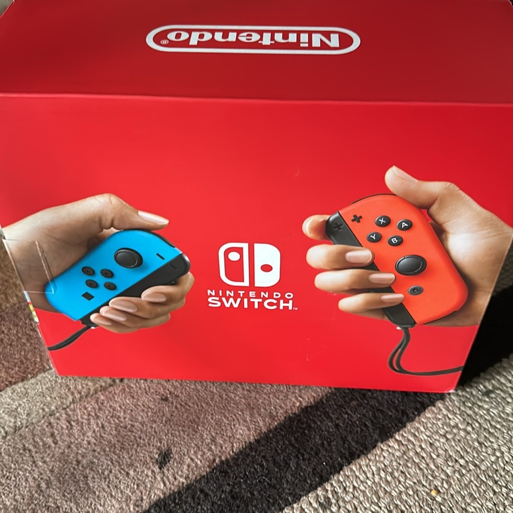 Nintendo Switch - Picture 2 of 5